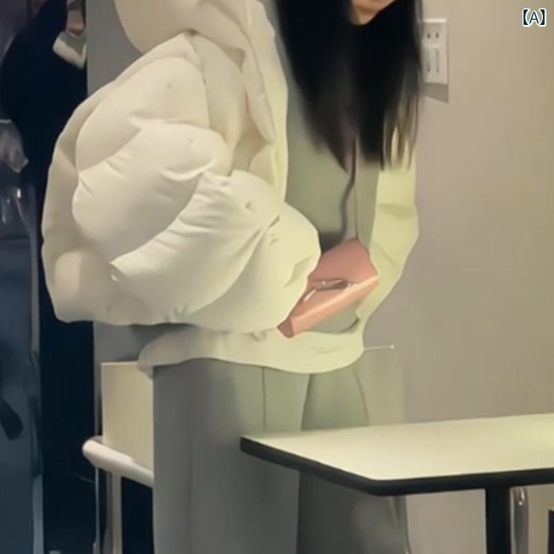 ・カテゴリ: 棉衣/棉服・主な素材: ポリエステル・中綿: 混紡ポリエステル・着丈: ショート丈(40cm<着丈≤50cm）・袖丈: 長袖・シルエット: レギュラー・ネックライン: フード付き・毛皮の襟: なし・着脱機能: 着脱不可・人気の要素: ファスナー、切り替え、無地・カラー展開: ホワイト、ブラック・サイズ展開: S、M、L、XL・スタイル: 日韓カジュアル、韓国風・厚み: レギュラー・袖の種類: レギュラースリーブ・柄: 3D効果・対象年齢: 大人・対象性別: 女性・対象体型: 標準体型