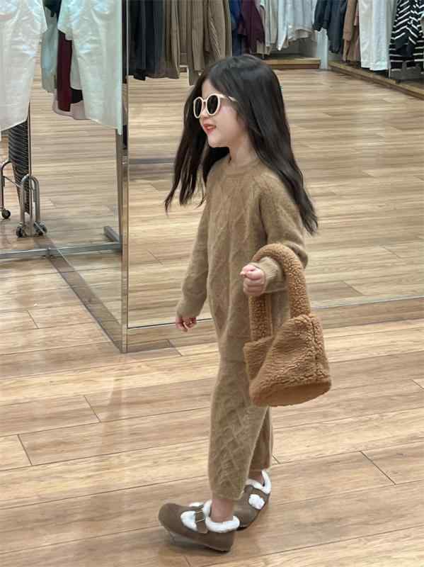 ・カテゴリ: 子供用セーター・対象性別: 女児・生地加工: 柔軟加工・スタイル: カジュアル・対象年齢層: 中小童（3～8歳、100～140cm）・毛糸の太さ: 細毛糸・厚み: 普通・袖丈: 長袖・デザイン: プルオーバー・柄: 無地・デザイン要素: 可愛い、ブリティッシュ・素材: ナイロン100%・安全基準: B類・ネックライン: クルーネック・フード: フード付き・カラー展開: カーキ・サイズ展開: 90cm、100cm、110cm、120cm、130cm、140cm