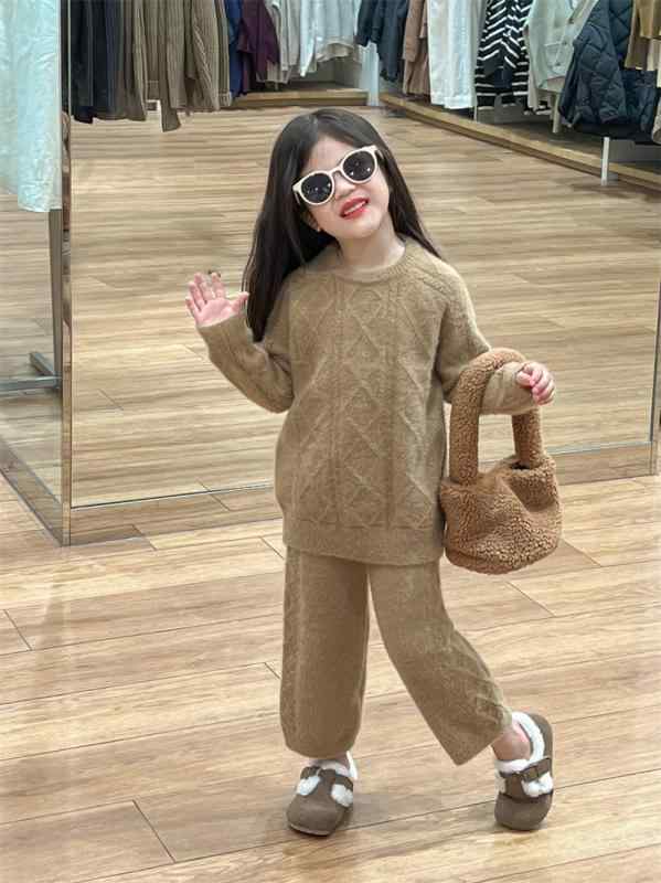 子供服 セットアップ 女の子 キッズ ニット セーター パンツ 2点セット レトロ ケーブル編み 長袖 トップス ズボン 上下セット 防寒 暖かい 秋 冬 お出かけ 通園 通学 かわいい キャメル ベージュ 100 110 120 130