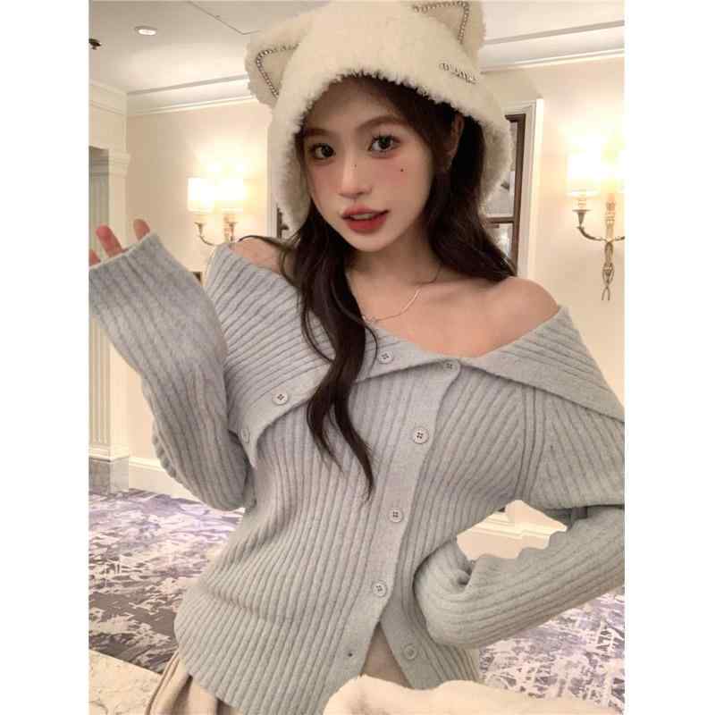 ・カテゴリ: セーター・主な素材: スパンデックス（30%以下）・柄: 無地・厚み: 中等・スタイル: カーディガン、フェミニン・組み合わせ形式: シングルピース・シルエット: スリムフィット・着丈: 普通丈（約50cm～65cm）・ネックライン: ボートネック・袖丈: 長袖・袖型: レギュラースリーブ・人気要素: ボタン・クラフト: パッチワーク・カラー展開: ホワイト、ブラック、ワインレッド、ライトブルー、ピンク・サイズ展開: フリーサイズ（推奨体重37.5～57.5kg）・着用方式: プルオーバー・対象年齢: 成人・性別: レディース
