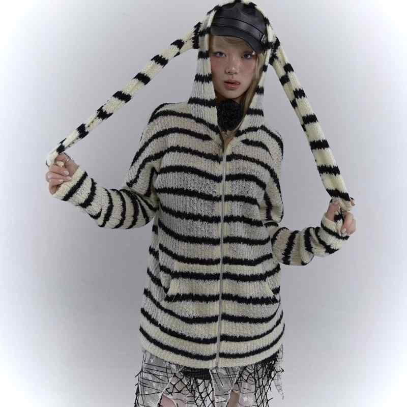 ・カテゴリ: セーター・主な素材: アクリル100%・柄: ボーダー、チェック・厚み: 通常・構成: 1枚組・スタイル: プルオーバー、カジュアル・シルエット: ルーズフィット・袖の種類: レギュラースリーブ・ネックライン: フード付き・袖丈: 長袖・デザイン要素: バイカラー・着丈: ミディアム丈（約50cm～65cm）・加工: 高温セット・カラー展開: ブラック×ホワイトボーダー・サイズ展開: S、M、L