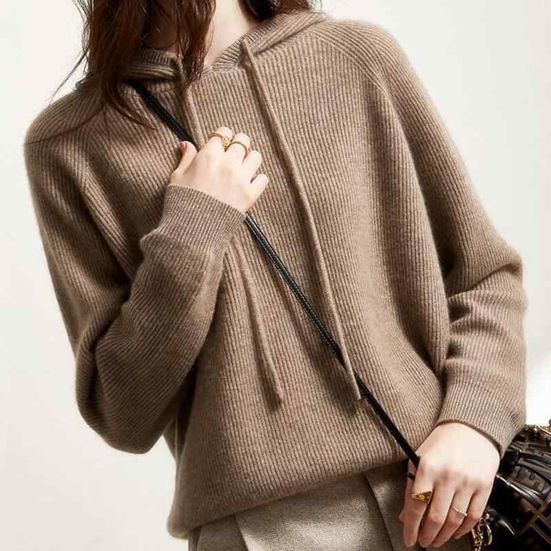 ・カテゴリ: セーター・主な素材: 羊毛95%以上・柄: 無地・厚み: 厚手・スタイル: 通勤風、カジュアル・着用方式: プルオーバー・袖丈: 長袖・ネックライン: フード付き・袖型: レギュラースリーブ・着丈: 普通丈（50cm超、65cm以下）・カラー展開: ブラック、ブラウンキャメル、クリームホワイト、ベージュ、パープル、ダークグリーン、ラストレッド、レッド、ゴールドキャメル、アッシュブルー・サイズ展開: S、M、L、XL、XXL