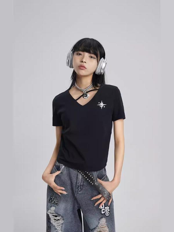 ・カテゴリ: Tシャツ・スタイル: 欧米風、ストリート系、セクシー・主な素材: 綿95%以上・ネックライン: Vネック・袖丈: 短袖・柄: 英字・加工: プリント・デザイン特徴: ダメージ加工・カラー展開: ホワイト、ブラック・サイズ展開: S、M、L