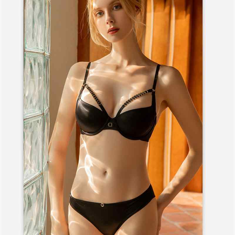 ・カテゴリ: ブラジャー・ショーツセット・スタイル: 欧米風・主な素材: ナイロン・裏地素材: ポリウレタン30%以下・カップ形状: 3/4カップ・パッド仕様: 上薄下厚（下厚カップ）・ストラップ: 固定ダブルストラップ・ホック: 後ろ2列ダブルホック・機能: 寄せ上げ、通気性、リフトアップ、快適・カラー展開: ホワイト、ブラック、オレンジ・サイズ展開: 70B、70C、75B、75C、80B、80C、85C、85B、75D、80D、85D・対象年齢: 青年（18-40歳）・主な素材含有量: 80%以上90%未満・誤差範囲: 1-2cm