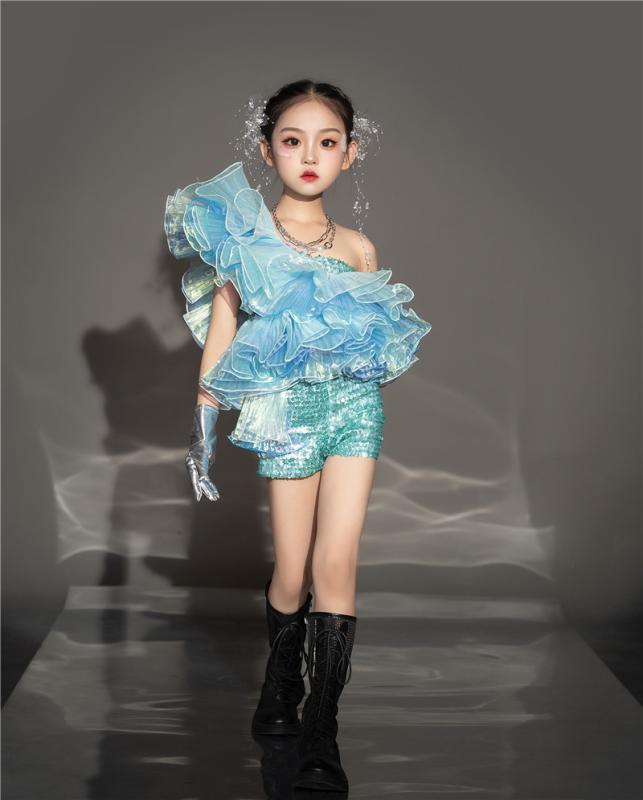 ・カテゴリ: 子供用ドレス・対象年齢: 中小童（3～8歳、100～140cm）・性別: 女・主な素材: アクリル50%・カラー展開: スパンコールフリルセット、スパンコールフリルセット＋ネックレス、スパンコールフリルセット＋ネックレス＋手袋、スパンコールフリルセット＋ネックレス＋手袋＋ヘアクリップ・サイズ展開: 110cm、120cm、130cm、140cm、150cm、160cm