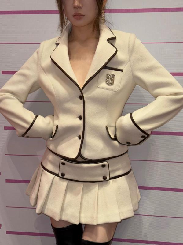 ・カテゴリ: カジュアルスーツ・スタイル: 甘辛、コンサバ・フェミニン・セット内容: ジャケット、スカート・デザイン: 3D効果・スカート丈: ミニ丈・デザイン要素: 無地・加工工艺: 形態安定加工・素材名: シフォン・袖型: レギュラースリーブ・袖丈: 長袖・カラー展開: スカート・サイズ展開: S、M、L
