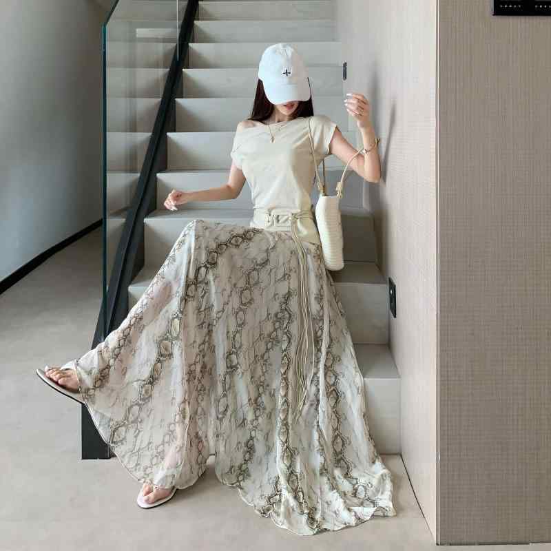 ・カテゴリ: 休闲套装・スタイル: 性感风、气质优雅、私服名媛・主な素材: ポリエステル95%以上・袖丈: 三分袖・袖の種類: 飞飞袖・スカート丈: 长裙・デザイン: 不规则・柄: 其他・加工: 印染・セット内容: 裙套装・カラー展開: 米色上衣、印花长裙配腰带、上衣+裙子配腰带・サイズ展開: S、M、L、XL