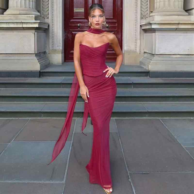 ・カテゴリ: チュールスカートアンサンブル・スタイル: ストリート、セクシー・主な素材: ポリエステル90%-95%・トップス仕様: キャミソール・袖丈: ノースリーブ・スカート丈: ロング丈・デザイン特徴: オフショルダー、ホルターネック、コルセット骨入り、チョーカー付き、パッチワーク・切り替え・柄: 無地・カラー展開: レッド、ワインレッド、ブルー、ピンク・サイズ展開: S、M、L・着用対象: 女性