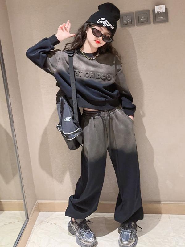 ・カテゴリ: キッズセットアップ・対象性別: 女の子・スタイル: 韓国風・セット内容: トップス、パンツの2点セット・対象年齢: ジュニア（8歳以上、身長140cm以上）・袖丈: 長袖・パンツ丈: ロングパンツ・生地加工: ソフト加工・厚み: 普通・柄: 無地、グラデーション・デザイン要素: スポーツ、アルファベット、トレンド・素材: ニット（綿90%）・安全基準: B類・着用タイプ: プルオーバー・カラー展開: グラデーションブラック、グラデーションパープル・サイズ展開: 120cm、130cm、140cm、150cm、160cm、170cm