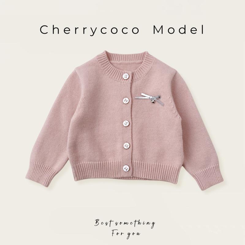 ・カテゴリ: 子供服セット・性別: レディース・スタイル: 韓国風・セット内容: カーディガン、スパンコールスカート、バッグ・セット点数: 複数点セット・対象年齢: 乳幼児（1～3歳、80～100cm）・袖丈: 長袖・生地加工: 柔軟処理・厚さ: 普通・柄: 無地・主な素材: ポリエステル80%・安全基準: B類・留め具の種類: シングルブレスト・サイズ展開: 80cm、90cm、100cm、110cm、120cm、130cm、140cm