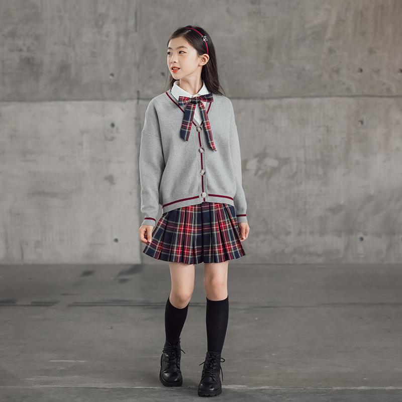 ・カテゴリ: 子供用セットアップ・対象性別: 女の子・スタイル: 韓国風・セット内容: ニットカーディガン、トップス、プリーツスカート（リボン付属）、3点セット・袖丈: 長袖・フード: なし・生地加工: 起毛、シャーリング、柔軟加工、バイオウォッシュ・厚み: 普通・柄: 無地、格子柄・デザイン要素: セットアップ、配色、ブリティッシュ風、トレンド・主な素材: 綿95%・安全基準: B類・留め具の種類: プルオーバー・カラー展開: 灰色、白色、格子柄・サイズ展開: 120cm、130cm、140cm、150cm、160cm、170cm