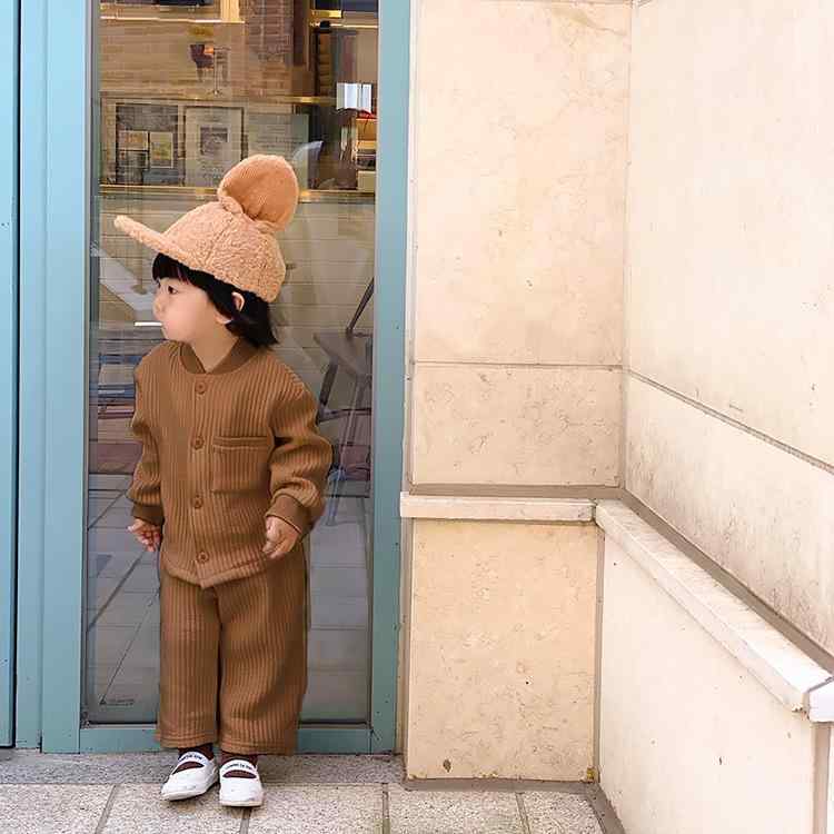 ・カテゴリ: 子供用セットアップ・対象性別: 男女兼用・スタイル: 韓国風・セット内容: トップス、パンツ・セット点数: 2点・対象年齢: 3～8歳（身長100～140cm）・袖丈: 長袖・パンツ丈: 長ズボン・生地加工: 柔軟処理・厚み: 普通・主な素材: アセテート繊維70%・安全基準: B類・留め具の種類: シングルブレスト・カラー展開: ブラウン・サイズ展開: 120cm、130cm