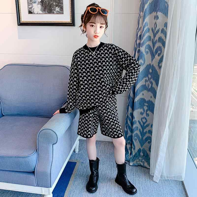 ・カテゴリ: キッズセットアップ・スタイル: カジュアル・性別: 女児・セット内容: トップス、ショートパンツの2点セット・袖丈: 長袖・パンツ丈: ショートパンツ・生地加工: 柔軟加工・厚さ: 普通・柄: 抽象・主な素材: 綿90%・安全基準: B類・留め具の種類: プルオーバー・カラー展開: ブラック・サイズ展開: 110cm、120cm、130cm、140cm、150cm、160cm