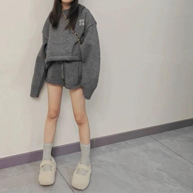 ・カテゴリ: キッズセットアップ・性別: 女児・スタイル: 韓国風・セット内容: トップス、ショートパンツの2点セット・対象年齢: 8歳以上、身長140cm以上・袖丈: 長袖・フード: なし・パンツ丈: ショートパンツ・生地の厚さ: 普通・主な素材: アクリル80%・安全基準: B類・着脱方式: プルオーバー・カラー展開: グレー・サイズ展開: 120cm、130cm、140cm、150cm、160cm、170cm