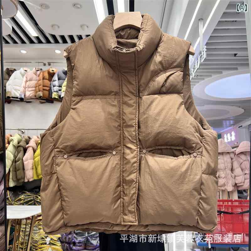 ・カテゴリ: ダウンベスト・厚み: 中等・素材: ナイロン・ダウン含有量: 86%〜90%・詰め物: ダックダウン・シルエット: ルーズフィット・フード取り外し: 不可・襟のデザイン: スタンドカラー・人気の要素: ポケット・着丈: 通常丈（50cm超65cm以下）・カラー展開: アイボリー、ブラック、コーヒー、カーキ・サイズ展開: S、M・スタイル: 韓国系カジュアル・対象年齢: 成人・対象性別: 女性・中綿量: 51g〜100g