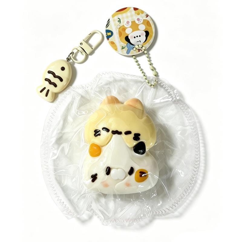 【2026最新】猫 スクイーズ もちもち 癒し グッズ ストレス解消 ぷにぷに 柔らかい シリコン キーホルダー付き 可愛い 動物 握る おもちゃ 持ち運び便利 プレゼント 大人 putera-10595840 GRATIQUE MIEI パッケージ画像