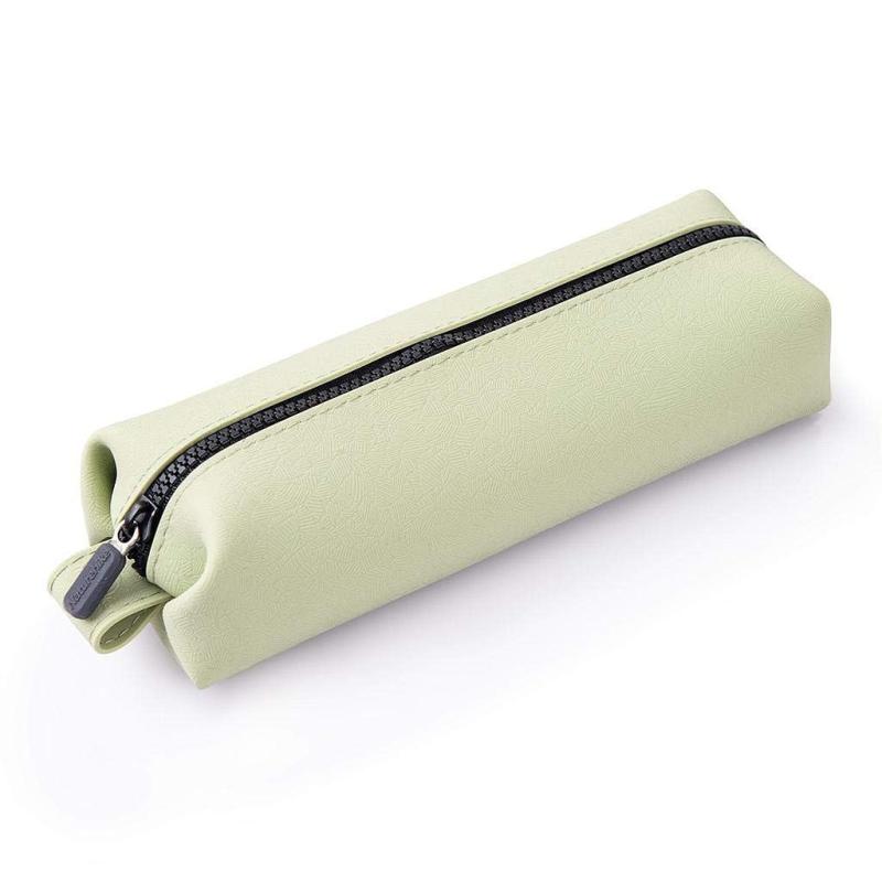 Naturehike 洗面ポーチ 化粧ポーチ トイレタリーバッグ シリコン 防水 吊り下げ コンパクト 1.3L仕様及びサイズ：本製品のサイズは長さ25cm×幅8cm×高さ6.5cmで、重量は約150gの軽量設計です。容量は約1.3Lあり、厚さ2mmの柔軟性のある食品レベルシリコン素材を採用しているため、持ち運びに非常に便利です。耐熱温度は-20℃から220℃まで対応しており、様々な環境下で安心してご使用いただけます。コンパクトに収納でき、旅行や出張時の荷物削減に貢献します。洗面用具や化粧品をスッキリ整理整頓できます。高品質素材：食品レベルのシリカゲル材質を採用しており、嫌な異臭がせず、米国FDAの厳しい認証を取得済みの安全な素材です。肌に触れるものや化粧品を収納するポーチとして最適で、安心してお使いいただけます。耐久性にも優れており、長期間の使用にも耐えうる高品質な作りを実現しています。環境にも配慮した素材選びを行っています。柔軟性があり、カバンの中でも型崩れしにくく、中身をしっかりと保護します。防水防汚設計：優れた防水性と防汚性を備えており、水洗いが可能でいつでも清潔に保てます。汚れに強く、長期間ご使用いただいても汚れや臭いが付きにくいのが特徴です。万が一、中身が漏れてしまっても外側に染み出す心配がなく、カバンの中を汚しません。使用後はお手入れが簡単で、さっと拭き取るか水で洗い流すだけで美しさをキープできます。湿気の多いバスルームなどでもカビの発生を抑え、衛生的にお使いいただけます。多機能利用：非常にコンパクトで多機能な設計により、様々な用途やシーンに最適です。旅行、出張、キャンプ、水泳、ビーチ、ジム、アウトドアなど、幅広いアクティビティで大活躍します。化粧品、洗面用具、日焼け止め、歯ブラシ、シェーバーなどの小物をスマートに収納でき、必要な時にすぐ取り出せます。男女兼用で、家族やカップルでの共有にもおすすめです。プレゼントやギフトとしても喜ばれる、実用性の高いアイテムです。携帯便利：便利な吊り下げフックが付属しており、壁やタオル掛け、テント内などに簡単に掛けることができます。限られたスペースでも化粧品や洗面用品などの小物を取り出しやすく、快適にご使用いただけます。どこへでも手軽に持ち運べるコンパクトな設計で、荷物の多い旅行やキャンプ、出張などの際に大変重宝します。毎日の通勤や通学にも便利なポーチです。ファスナー開閉で中身が見やすく、整理整頓が苦手な方でもスムーズに荷造りができます。