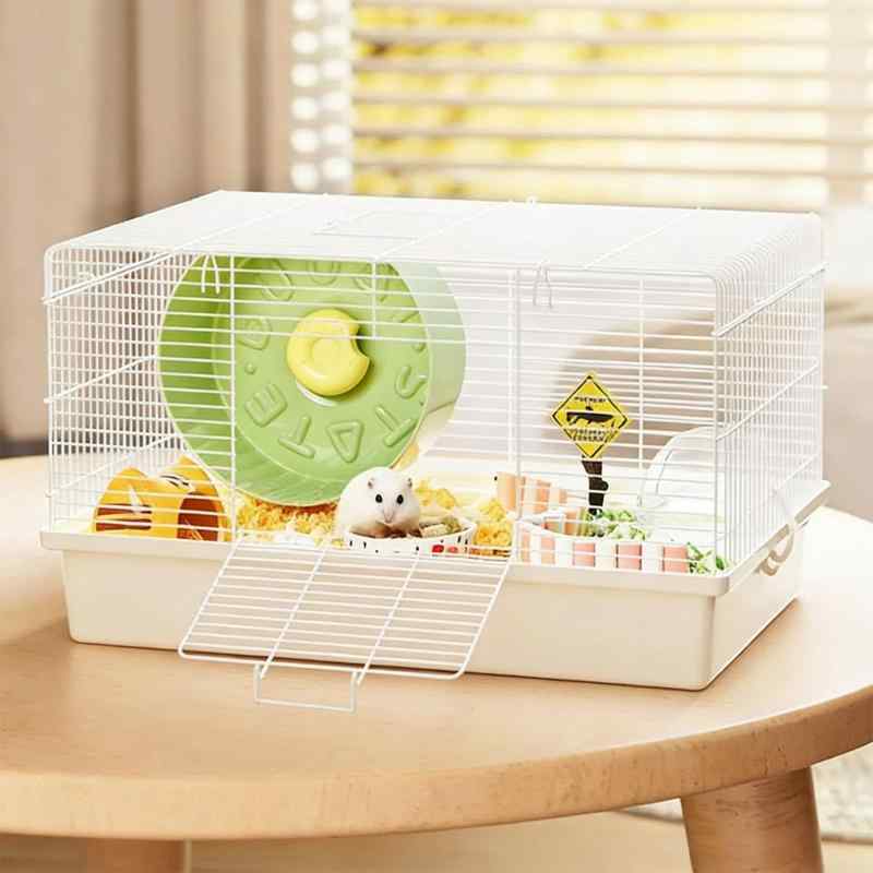 高級ワイヤーハムスターケージ 広々空間 小動物ケージ 通気性 お手入れ簡単 組み立て済み 幅広メタルメッシュ ホワイト 透明視認性、ハムスター、ハリネズミ、モルモットなどの小動物に重要なお知らせ：ハムスターヴィラをご購入いただくと、雲の形をしたハムスター用バスタブを無料でプレゼントいたします。ご注文後、サイズをご指定ください。ご指定がない場合は、ランダムに発送させていただきます（ASin: B0GF87VZYL/B0GF8JCM7M）--サービスは含まれません。【金属製ワイヤー構造，通気性・視認性に優れる】金属線材で構成されたケージは通気性が高く、ハムスターの生活環境を爽やかに保つ。同時に外からケージ内の様子を容易に確認でき、飼育管理がしやすいです。【分離式構造，お手入れが超簡単】金属ワイヤー部分とプラスチック底皿が分離可能で、ケージ内の汚れを掃除したり、床敷きを交換したりする作業がスムーズに行えます。【安定した構造，転倒・変形しにくい】丈夫な金属素材としっかりした組み立て構造で、ハムスターが激しく動いても転倒しにくく、長期使用でも変形しにくい耐久性を備えています。【多機能対応，カスタマイズが自由】金属ワイヤー部分に給水器・おもちゃなどを掛けることが可能で、飼い主のニーズに合わせてケージ内をカスタマイズし、ハムスターの生活環境を充実させられます。【広々スペース，ハムスターの活動を満たす】サイズ 480*305*290mm の広々空間で，ハムスターが自由に走ったり遊んだりでき。単独飼育だけでなく、小さなおもちゃを配置する余裕もあり、活動量不足を解消します。