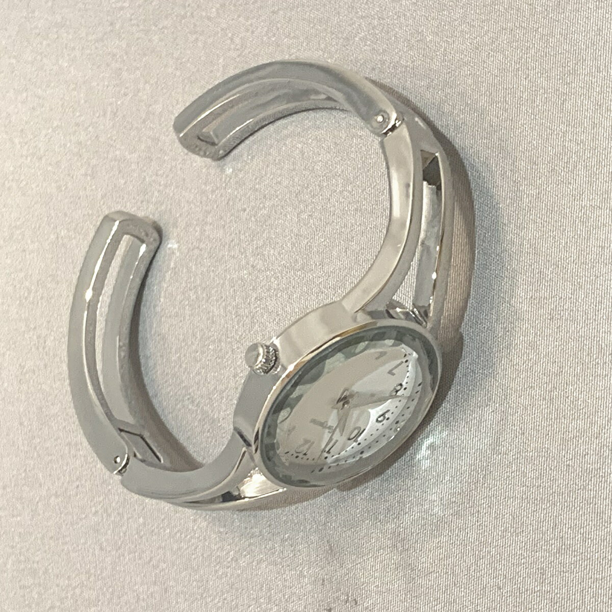 Proバイダー堺駅前店の腕時計 レディース かわいい ファッションウォッチ シルバー 高級 おしゃれ バングル ブレスレット 日本製 ムーブメント｜アングル3