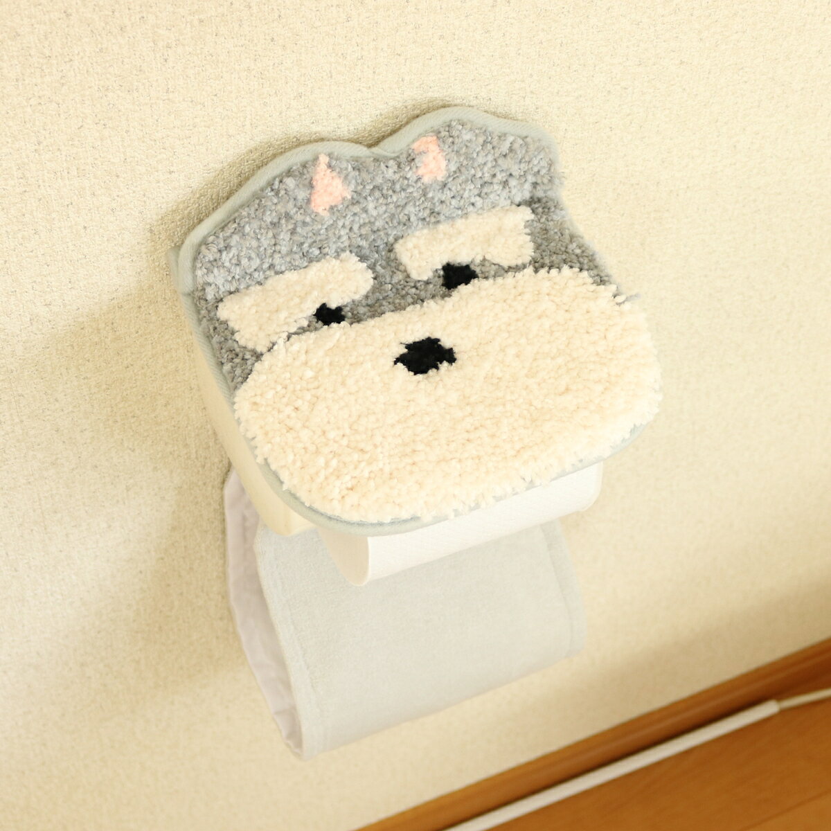 もこもこモフモフの立体的でかわいい作りのペーパーホルダーカバー単品です。 ●丸洗いができるので、清潔です。 ●シュナウザー、プードル、豆しば、ネコ柄をご用意いたしております。 ●商品詳細　　ペーパーホルダーカバー 素材：カバー部分 ポリエステル100％、ストック部分 綿75％・ポリエステル25％（成型部品 ポリプロピレン） 生産国：中国製 洗濯ネットに入れて丸洗い可能なのでいつでも衛生的にお使いいただけます。 ※ペーパーホルダーカバーは、上下連結フックが差し込めないタイプには使えません。 ・お使いのモニターの設定により、色の見え方が異なることがございます。ご了承ください。 ※当商品は衛生商品ですので、返品をお請けできません。 ※ 【お洗濯をする場合のご注意点】 ・乾燥機はご使用にならないで下さい。（熱により変形・損傷の恐れがあります） ・柔軟剤や漂白剤はご使用にならないで下さい。 ・ドラム式などの一部の形式の洗濯機はご使用できない場合があります。 洗濯機の取扱説明書をよくご確認の上、洗濯して下さい。 ・家庭用洗剤をご使用の上、洗濯機での丸洗いは洗濯ネットをご使用下さい。 ・初めは多少毛が抜けますので、他の物とは別にして下さい。 ・この製品に使用しているゴムは直射日光に弱い性質があります。 必ず陰干しにしてください。 □売れてます！人気のトイレマットはこちら！ デザインで選ぶ|-＞ディズニー・サンリオ・ジブリなどキャラクター|-＞花柄・リーフ柄|-＞北欧風・シンプルモダン|-＞チェック・ボーダー柄|-＞その他 カラーで選ぶ |-＞ベージュ系 |-＞イエロー系 |-＞ピンク（レッド）系 |-＞グリーン系 |-＞ブルー系 |-＞ブラウン・ブラック系 |-＞ホワイト（淡色）系 セット点数で選ぶ |-＞2点セット |-＞3点セット |-＞4点セット |-＞5点セット |-＞6点セット |_ロングマット特集 ロングマットより選ぶ |-＞ロングマット特集 単品より選ぶ |-＞単品特集