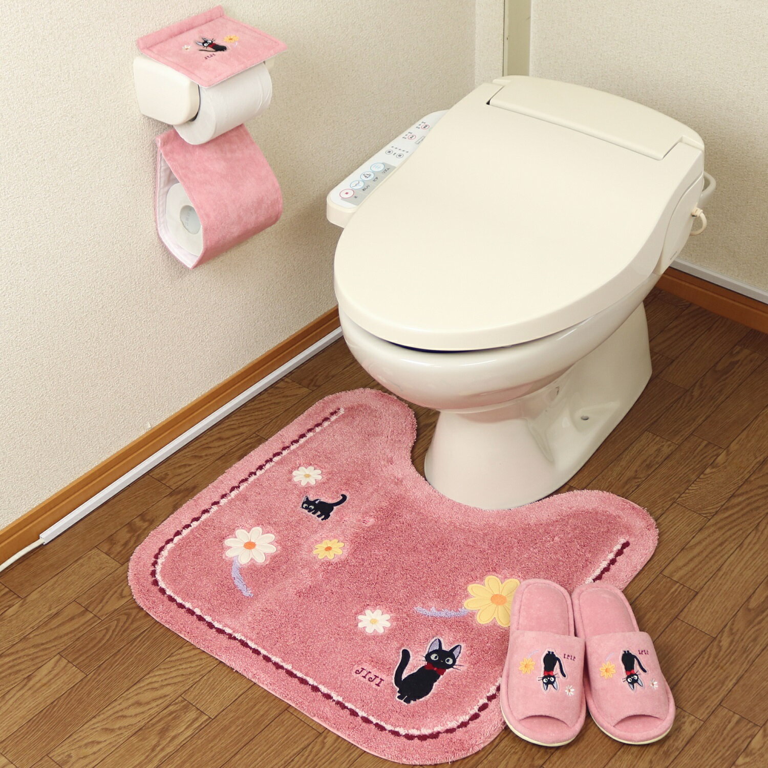 魔女の宅急便 トイレマットセット 3点セット ジブリ ジジ 花さんぽ トイレマット 58×60cm スリッパ ペーパーホルダーカバー ピンク トイレタリーセット キャラクターグッズ キャラ かわいい クロネコ 黒猫