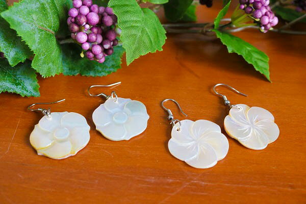 シェル ピアス フラワー フランジパニ アクセサリー アジアン バリ 雑貨