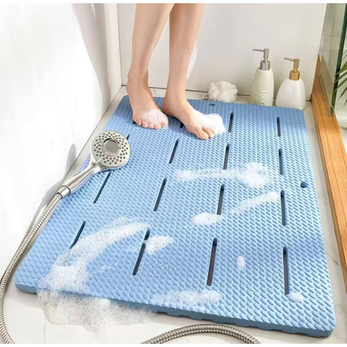 ·明確仕様で使用場所に合わせやすい サイズを 85×60×2cm に設計，浴室のシャワーエリア、キッチンのコンロ周り、玄関の脱鞋スペースなど、一般的な生活空間のサイズに適合。薄さ 2cm で場所を取らず、ドアの開閉や家具の配置に影響を与えにくく，多様な場所に柔軟に配置できる。· EVA フォーム素材で柔らかくマッサージ感あり 本体を軽量で柔らかい環境対応 EVA フォームで製作，足を乗せた時に柔らかくフィットして負担が少ない。表面の凹凸設計は滑りを防ぐだけでなく，足裏にマッサージのような心地よい刺激を与え，シャワー時や立ち作業中にリラックスできる。· 折りたたみ可能 + 水捌け良くメンテナンス簡単 柔軟な素材のため折りたたんだりねじったりでき，収納時にスペースを節約できる上に、水を含んだ時は簡単に絞って水分を除去できる。素材の水捌け性に優れ，使用後速やかに乾燥してカビや悪臭が発生しにくく，いつも清潔な状態を保てる。· 多場面で活用可能な高汎用性 浴室だけでなく，キッチン（コンロ周りの油汚れ防止滑り止め）、玄関（脱鞋時の足元保護）、温泉スパ（水濡れエリアの安全対策）、ホテルジム（公共スペースの衛生補助）、ベランダ出入口（雨天時の滑り止め）など多様な場所で使用できる。軽量で持ち運びも容易，旅行先のホテルで使用するのにも便利。· 裏面滑り止め設計で安全を保障 マット裏面に専用の滑り止め加工を施し，床面に密着して使用中の移動を防ぐ。特に浴室の水濡れ環境では、足が滑ることによる転倒リスクを大幅に低減，高齢者や子供が使用しても安心できる安定性を提供。風呂 マット すべり止め 大判 風呂用 すのこマット 浴室 転倒防止 柔軟快適 マッサージマット 水はけがいい お風呂バスマット EVA 速乾 バスルーム 抗菌 防カビ シャワールーム 簡単 家庭用 シンプル お風呂マットただの店舗ではありません。それは、一つ一つがストーリーを語るアイテムたちが集まる特別な場所。私たちの理念は、あなたの生活空間にとっておきのアイテムをお届けすること。そして、そのアイテムが、あなた自身や家族、友人たちとの大切な瞬間を彩ってくれることを願っています。·明確仕様で使用場所に合わせやすい サイズを 85×60×2cm に設計，浴室のシャワーエリア、キッチンのコンロ周り、玄関の脱鞋スペースなど、一般的な生活空間のサイズに適合。薄さ 2cm で場所を取らず、ドアの開閉や家具の配置に影響を与えにくく，多様な場所に柔軟に配置できる。· EVA フォーム素材で柔らかくマッサージ感あり 本体を軽量で柔らかい環境対応 EVA フォームで製作，足を乗せた時に柔らかくフィットして負担が少ない。表面の凹凸設計は滑りを防ぐだけでなく，足裏にマッサージのような心地よい刺激を与え，シャワー時や立ち作業中にリラックスできる。· 折りたたみ可能 + 水捌け良くメンテナンス簡単 柔軟な素材のため折りたたんだりねじったりでき，収納時にスペースを節約できる上に、水を含んだ時は簡単に絞って水分を除去できる。素材の水捌け性に優れ，使用後速やかに乾燥してカビや悪臭が発生しにくく，いつも清潔な状態を保てる。· 多場面で活用可能な高汎用性 浴室だけでなく，キッチン（コンロ周りの油汚れ防止滑り止め）、玄関（脱鞋時の足元保護）、温泉スパ（水濡れエリアの安全対策）、ホテルジム（公共スペースの衛生補助）、ベランダ出入口（雨天時の滑り止め）など多様な場所で使用できる。軽量で持ち運びも容易，旅行先のホテルで使用するのにも便利。· 裏面滑り止め設計で安全を保障 マット裏面に専用の滑り止め加工を施し，床面に密着して使用中の移動を防ぐ。特に浴室の水濡れ環境では、足が滑ることによる転倒リスクを大幅に低減，高齢者や子供が使用しても安心できる安定性を提供。風呂 マット すべり止め 大判 風呂用 すのこマット 浴室 転倒防止 柔軟快適 マッサージマット 水はけがいい お風呂バスマット EVA 速乾 バスルーム 抗菌 防カビ シャワールーム 簡単 家庭用 シンプル お風呂マットただの店舗ではありません。それは、一つ一つがストーリーを語るアイテムたちが集まる特別な場所。私たちの理念は、あなたの生活空間にとっておきのアイテムをお届けすること。そして、そのアイテムが、あなた自身や家族、友人たちとの大切な瞬間を彩ってくれることを願っています。