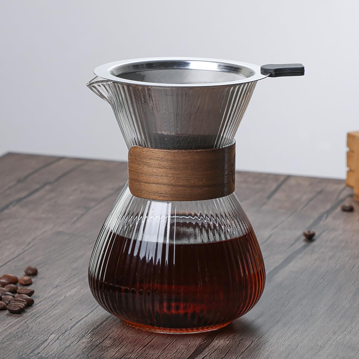 · 【高品質素材】: コーヒードリッパーセットは高ホウケイ酸ガラスを採用し、耐久性と透明度に優れています。透明ガラスにより、コーヒーの量を正確に確認できます。· 【おしゃれなデザイン】: V型の注ぎ口やストライプの内壁が特徴的なデザインで、注水がスムーズに行え、コーヒーの抽出を最適化します。機能性と美しさを兼ね備えたデザインが、どんな場所にもマッチします。· 【耐熱性ガラス】: コーヒーサーバーは高耐熱性を持ち、120Cの瞬間温度差にも対応可能です。安全に熱湯を注げるため、ハンドドリップコーヒーに最適です。· 【お手入れ簡単】: 弾性シリコンのフタと耐熱ガラス素材により、お手入れが簡単で、食器洗い機でも洗浄可能です。忙しい日常でも清潔を保てます。· 【多機能】: コーヒーサーバーは、ドリップコーヒーの他にもミルク、ジュース、お茶など、多用途に使用できます。屋外キャンプやピクニック、家庭やオフィスでの使用にも便利です· 【高品質素材】: コーヒードリッパーセットは高ホウケイ酸ガラスを採用し、耐久性と透明度に優れています。透明ガラスにより、コーヒーの量を正確に確認できます。· 【おしゃれなデザイン】: V型の注ぎ口やストライプの内壁が特徴的なデザインで、注水がスムーズに行え、コーヒーの抽出を最適化します。機能性と美しさを兼ね備えたデザインが、どんな場所にもマッチします。· 【耐熱性ガラス】: コーヒーサーバーは高耐熱性を持ち、120Cの瞬間温度差にも対応可能です。安全に熱湯を注げるため、ハンドドリップコーヒーに最適です。· 【お手入れ簡単】: 弾性シリコンのフタと耐熱ガラス素材により、お手入れが簡単で、食器洗い機でも洗浄可能です。忙しい日常でも清潔を保てます。· 【多機能】: コーヒーサーバーは、ドリップコーヒーの他にもミルク、ジュース、お茶など、多用途に使用できます。屋外キャンプやピクニック、家庭やオフィスでの使用にも便利です