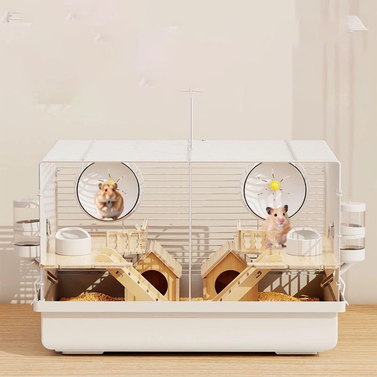 商品用途使用方法:ハムスターを飼育する· 1. 超大空間×全景大開き扉 ハムスターとのインタラクションゼロ距離 広々とした内部空間でハムスターが自由に活動可能！全景式大開き扉で、清掃やハムスターとの触れ合いがスムーズに行えます。· 2. 0.9cm小間隙 脱走防止×耐久性UP 鉄線の間隔を0.9cmに細密設計し、小さなハムスターでも脱走を完全防止。耐咬性に優れた素材を使用し、長期間の使用にも耐えます。· 3. 厚実天然木材家具 安全×長寿命 厚みのある天然木材で作られた階段ハウスプラットフォームを標準装備。化学処理の少ない安全素材で、ハムスターの咬み癖にも強く、耐久性に優れます。· 4. ダブルルーム仕様 2匹飼育OK×個室空間 中央仕切りで2つの独立したルームに分けられ、複数匹のハムスターを同居させても個別の活動空間を確保。争いを軽減し、快適な飼育環境を提供します。· 5. 組み立て簡単 初心者でも短時間で設置完了 専用説明書（日本語対応）と組み立て部品をセット同梱。工具不要で簡単に組み立て可能で、設置場所もテーブルや棚などに手軽に置けます。ハムスターの仲間と一緒に暮らせる広々スペースのケージです。一人じゃ寂しい愛ペットに、隣に仲間がいる充実した家をプレゼントしましょう商品用途使用方法:ハムスターを飼育する· 1. 超大空間×全景大開き扉 ハムスターとのインタラクションゼロ距離 広々とした内部空間でハムスターが自由に活動可能！全景式大開き扉で、清掃やハムスターとの触れ合いがスムーズに行えます。· 2. 0.9cm小間隙 脱走防止×耐久性UP 鉄線の間隔を0.9cmに細密設計し、小さなハムスターでも脱走を完全防止。耐咬性に優れた素材を使用し、長期間の使用にも耐えます。· 3. 厚実天然木材家具 安全×長寿命 厚みのある天然木材で作られた階段ハウスプラットフォームを標準装備。化学処理の少ない安全素材で、ハムスターの咬み癖にも強く、耐久性に優れます。· 4. ダブルルーム仕様 2匹飼育OK×個室空間 中央仕切りで2つの独立したルームに分けられ、複数匹のハムスターを同居させても個別の活動空間を確保。争いを軽減し、快適な飼育環境を提供します。· 5. 組み立て簡単 初心者でも短時間で設置完了 専用説明書（日本語対応）と組み立て部品をセット同梱。工具不要で簡単に組み立て可能で、設置場所もテーブルや棚などに手軽に置けます。ハムスターの仲間と一緒に暮らせる広々スペースのケージです。一人じゃ寂しい愛ペットに、隣に仲間がいる充実した家をプレゼントしましょう