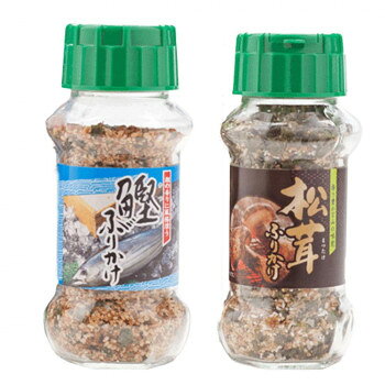 「北海道・沖縄・離島・一部地域へのお届けは別途送料を請求させていただきます。」「お客様都合でのキャンセルの場合、出荷前後にかかわらずキャンセル料などの手数料が発生いたしますので予めご了承ください。」「メーカーより取り寄せ商品のため、在庫状況によっては欠品・廃盤の可能性があります。あらかじめご了承ください。」あたたかいご飯におむすび、お弁当にふりかけて、お召し上がりください。【鰹ふりかけ】茶色を基調とした色合いで、鰹のイメージ及び風味を生かしたカルシウム豊富なふりかけです。ごま・のりで風味を高めています。【松茸ふりかけ】松茸の風味をいかしたふりかけです。ごま・のりで風味を高めています。内容量鰹ふりかけ(80g)・松茸ふりかけ(85g)×各15個サイズ個装サイズ：34.8×17.2×43.5cm重量個装重量：12000g仕様賞味期間：製造日より360日生産国日本栄養成分栄養成分表(100g当たり)【鰹ふりかけ】熱量:394kca、たんぱく質:25.0g、脂質:13.8g、炭水化物:42.5g、食塩相当量:11.6g【松茸ふりかけ】熱量:393kcal、たんぱく質:14.8g、脂質:12.4g、炭水化物:55.6g、食塩相当量:11.4g原材料名称：ふりかけ【鰹ふりかけ】炒りごま(国内製造)、鰹風味顆粒(乳糖、食塩、鰹節粉末、砂糖、その他)、鰹削り節、ポテトフレーク、脱脂小麦胚芽、砂糖、醤油、ぶどう糖、発酵調味料、食塩、あおさ、のり、でん粉、デキストリン、蛋白加水分解物/調味料(アミノ酸等)、加工でん粉、貝Ca、カラメル色素、酸化防止剤(V.E)、酸味料、甘味料(カンゾウ、ステビア)、(一部に乳成分・小麦・さば・大豆・豚肉・ゼラチン・ごまを含む)【松茸ふりかけ】炒りごま(国内製造)、松茸風味顆粒(乳糖、食塩、砂糖、でん粉、その他)、ポテトフレーク、鰹風味顆粒(乳糖、食塩、鰹節粉末、砂糖、その他)、ぶどう糖、脱脂小麦胚芽、のり、食塩、椎茸粉末、あおさ、醤油、乾燥椎茸、塩蔵まつたけ、デキストリン、砂糖/調味料(アミノ酸等)、加工でん粉、貝Ca、香料、カラメル色素、甘味料(ステビア、カンゾウ)、(一部に乳成分・小麦・さば・大豆・まつたけ・ごまを含む)アレルギー表示乳、小麦、ごま、さば、大豆、豚肉、まつたけ、ゼラチン（原材料の一部に含んでいます）保存方法直射日光などの高温や多湿を避けて、保存してください。製造（販売）者情報製造者:株式会社みなり広島県東広島市河内町下河内636fk094igrjs