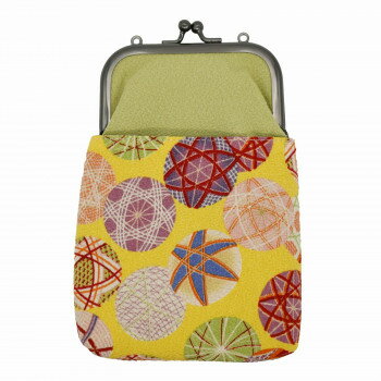 「北海道・沖縄・離島・一部地域へのお届けは別途送料を請求させていただきます。」「お客様都合でのキャンセルの場合、出荷前後にかかわらずキャンセル料などの手数料が発生いたしますので予めご了承ください。」「メーカーより取り寄せ商品のため、在庫状況によっては欠品・廃盤の可能性があります。あらかじめご了承ください。」美しい和柄に心惹かれる、がま口タイプの2WAYショルダーバッグです。2種類のベルトが付いており、手提げにもショルダータイプにも。外側にポケットが付いて必要なものがさっと取り出せます。少し大きめで見た目以上の収納力。※商品の写真は、なるべく実物に近い状態になるよう努力しておりますが、光の具合やパソコンのモニターの種別、環境によっては、見え方が実際のものと多少異なって見える場合もございますので、ご了承ください。※柄物は商品により柄、模様の出方が、掲載商品画像と現物で異なる場合がございます。※水や汗等により色落ちすることがありますので、ご注意下さい。※バックや周囲のものとの摩擦や引っかかりに気をつけて下さい。※生産工場で品質管理、検品を行うなど品質向上に努めています。※若干のほつれや多少サイズの誤差が生じる場合があります。あらかじめご了承くださいますようお願いいたします。サイズ約W13×H17×D2cm、手さげベルト:約280mm、ショルダーベルト:約1130〜1360mm(調整可能)個装サイズ：23.5×19×8cm重量個装重量：180g素材・材質表生地:日本製生地口金:スチール手提げベルト・ショルダーベルト:合皮付属品手さげベルトショルダーベルト生産国中国fk094igrjs