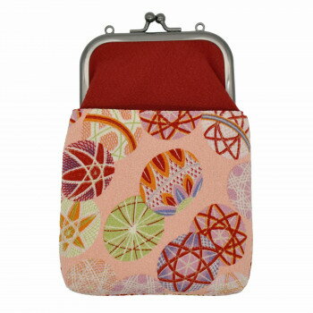 「北海道・沖縄・離島・一部地域へのお届けは別途送料を請求させていただきます。」「お客様都合でのキャンセルの場合、出荷前後にかかわらずキャンセル料などの手数料が発生いたしますので予めご了承ください。」「メーカーより取り寄せ商品のため、在庫状況によっては欠品・廃盤の可能性があります。あらかじめご了承ください。」美しい和柄に心惹かれる、がま口タイプの2WAYショルダーバッグです。2種類のベルトが付いており、手提げにもショルダータイプにも。外側にポケットが付いて必要なものがさっと取り出せます。少し大きめで見た目以上の収納力。※商品の写真は、なるべく実物に近い状態になるよう努力しておりますが、光の具合やパソコンのモニターの種別、環境によっては、見え方が実際のものと多少異なって見える場合もございますので、ご了承ください。※柄物は商品により柄、模様の出方が、掲載商品画像と現物で異なる場合がございます。※水や汗等により色落ちすることがありますので、ご注意下さい。※バックや周囲のものとの摩擦や引っかかりに気をつけて下さい。※生産工場で品質管理、検品を行うなど品質向上に努めています。※若干のほつれや多少サイズの誤差が生じる場合があります。あらかじめご了承くださいますようお願いいたします。サイズ約W13×H17×D2cm、手さげベルト:約280mm、ショルダーベルト:約1130〜1360mm(調整可能)個装サイズ：23.5×19×8cm重量個装重量：180g素材・材質表生地:日本製生地口金:スチール手提げベルト・ショルダーベルト:合皮付属品手さげベルトショルダーベルト生産国中国fk094igrjs