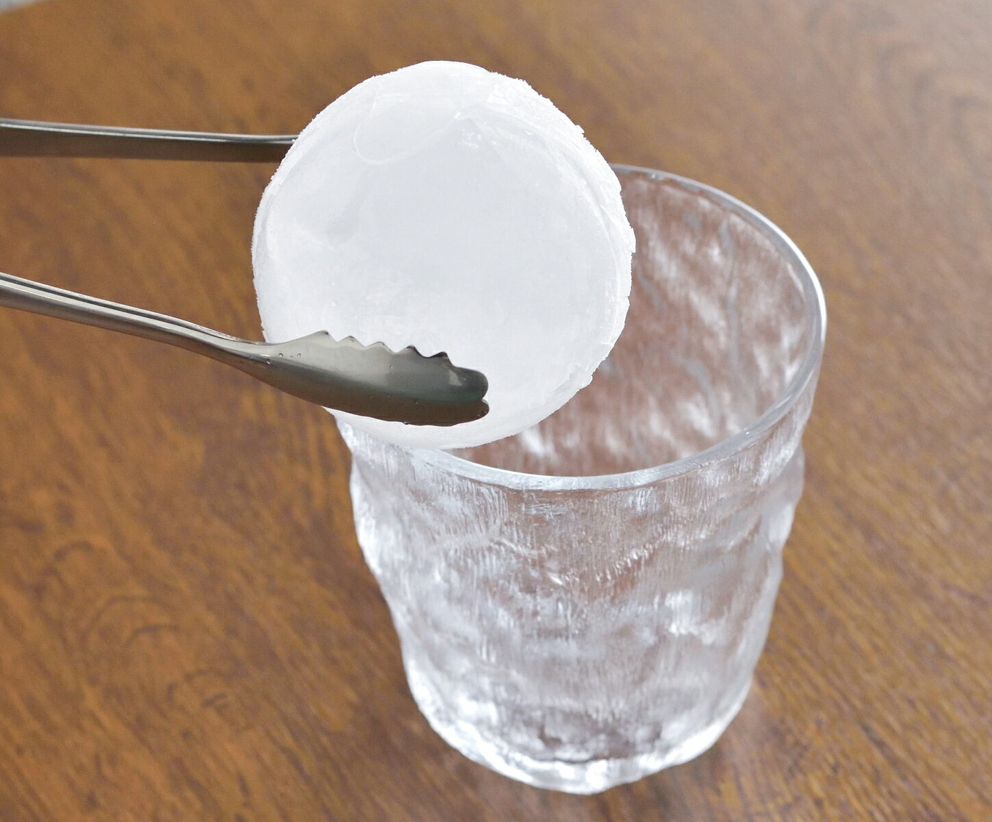 安心の定価販売 丸氷製氷器と重厚なグラスのセットでゆったりおうちバータイムを 丸氷製氷機 グラスセット バーのような丸氷の製氷機と重厚なグラスのセット お家でゆったりバー気分 アイスボールメーカー 丸い氷はゆっくり時間をかけて溶けるので お酒本来の味を長く