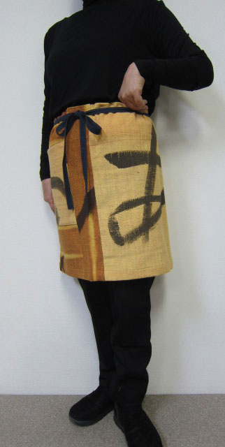 個性派エプロン・ワイドは動き易くて尻隠す・タイの手織り生地が優しいの♪ローケツ染めと無地の切り替えに「ち」と「あ」？(4)