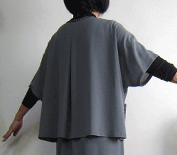 シックなグレー系のポリジョーゼットツーピース