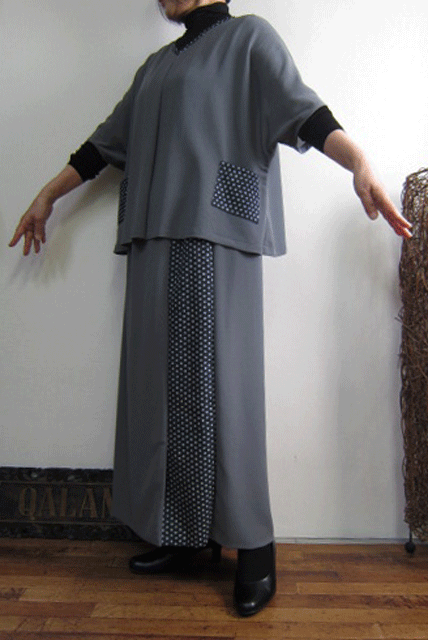 シックなグレー系のポリジョーゼットツーピース