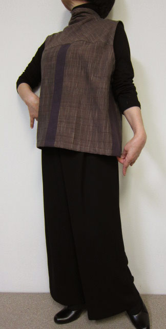 ブラウンベースにパープルラインのキリリとおしゃれなお気軽ベスト綿100％一着限定