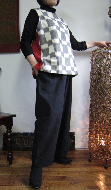 和っぽいインド絣のモノトーンベストは赤が効いてる大人カジュアル♪ /綿100%一着限定