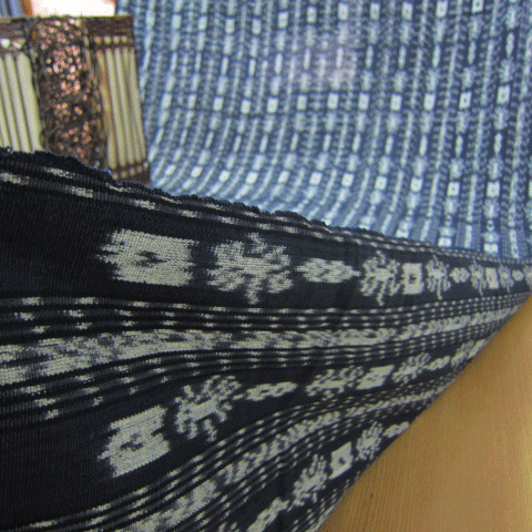 インドネシア産イカットIK04ベッドカバーやピアノカバーなど広げて映えるマルチクロス