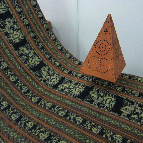 インドネシア産イカットIK05ベッドカバーやピアノカバーなど広げて映えるマルチクロス(3)