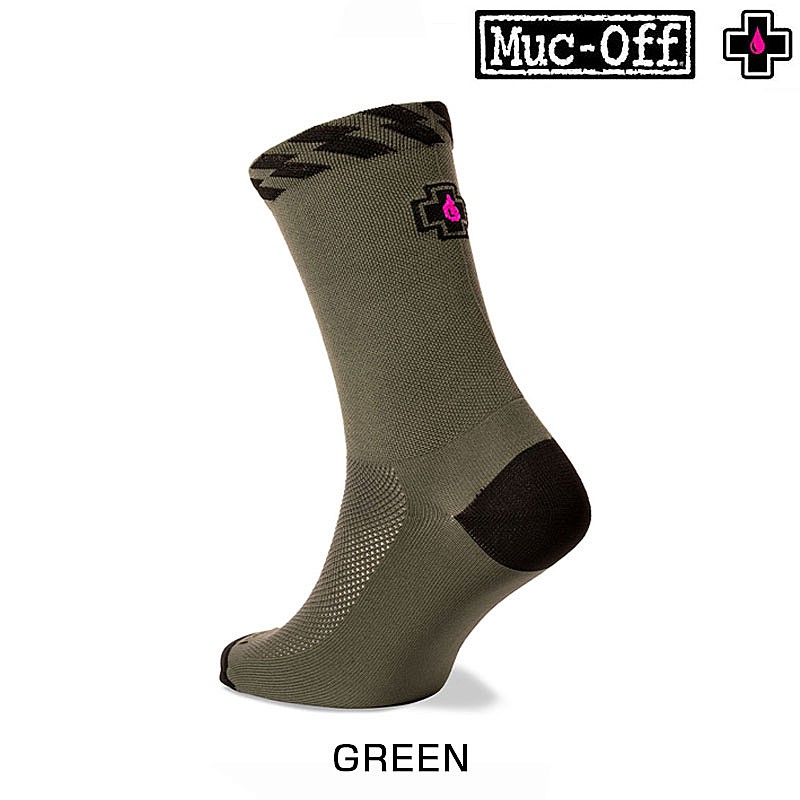 ■ Muc-Off（マックオフ） Muc-Off（マックオフ）は、イギリス発のケミカル＆メンテナンス・アクセサリーの総合ブランドです。 製品のラインナップはサイクル用だけでなく、モーターサイクル、自動車、エレクトロにクス、マリンなど多岐にわたります。 Muc-Offは分かりやすい「ステージ・システム」によって、簡単に楽しく、機材を最高のコンディションに整え、見た目も美しく保つことができます。■商品詳細 快適性とパフォーマンスの両方を考慮 Muc-offロゴをデザインしたサイクリングソックス TECHNICAL RIDERS SOCKSは、トレイルやグラベル、オフロードはもちろん、ロードバイクでも使えるサイクリングソックス。 通気性の高いメッシュアッパーは足部の蒸れや汗の不快感を軽減。 ポリプロピレンとライクラのブレンド素材を使用し、快適性とパフォーマンス性を重視して設計されています。 ●サイズ： 3-5（35-38）/ 6-8（39-42）/ 9-11（43-46） ●素材： ポリプロピレン 80%, ライクラ 15%, エラスタン 5%