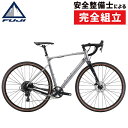 ※当自転車にペダルは付属しておりません。ご注意ください。当店取り扱いのペダルはこちらより購入いただけますスペック商品情報 FRAMEA6-SL Super-Butted Aluminum, tapered head tube, T47 BB, 142x12mm thru-axle FORKC10 carbon monocoque, tapered carbon steerer, 100x12mm thru-axle MAIN COMPONENTSSRAM BRAKETektro TR160-22 , 160mm rotors TIRESWTB RADDLER 700*40C WEIGHT10.3kg SPEED11-speed ■JARI 1.3 SEEK ADVENTURE ALL THE TIME FUJIのアドベンチャーロード「JARI」。 アルミ仕様3モデルをラインナップ。 JARIはその名の通り日本語の砂利から取ったもの。 製品化するまでに6種類のプロトタイプを試作してテストを繰り返した思い入れの強いモデル。 ショルダーパッドについてはトレイルに入った際に走行不可能なエリアに差しかかって、バイクを担いで長い距離を歩いた時に思いついた。 BENTO BOXマウントについてはボルトオンタイプとなっている。 BBスペックはメンテナンス性の高さや多くのショップが常備しているであろうパーツということで、緊急時の問題解決がしやすいBSAを最終的に選択。 積載性を重視してフレーム強度はかなり高く、その分重量はアルミフレームの中では平均的。 様々な用途に柔軟に対応出来るマルチパーパスバイクということもあって、我々はこのバイクをスイスアーミーナイフ(十徳ナイフ)と呼んでいる。 全グレードのハンドルにはこのバイクのために特別に作られたOVALのアドベンチャーバーを採用。 ライダーの手首の角度を最適化しドロップ部分をより有効的にする為に一般的なロードタイプより20mm幅が広く、125mmドロップ、4度バックスウィープ、25度アウトスウィープ仕様となっており未舗装路でのバイクコントロール性が向上した。 あと密かにアピールしたいポイントが高速巡航性の高さ。 フレームのリアセンターが長いこともあり加速性能は平均的だが、ロングホイールベースと低いBB位置による低重心のおかげで、高速域での速度キープが比較的容易になっている。 直進安定性も高いのでシビアなバイクコントロールを必要としないのも長時間走行には大きなメリット。 フレーム素材は剛性の高いA6-SLを採用している。 1.3グレードはSRAM APEXの1×仕様、1.5はシマノTiagraの油圧Disc仕様となっている。 1.7グレードはシマノSoraコンポ、Tektro機械式Discブレーキのエントリーグレード仕様となっている。■特徴1. リアエンドは強靭な6066番を使用して、軽量化を狙ってメイントライアングル部分は振動吸収性に長けた6061番を使用した前後異素材のミックスアルミフレームを採用、 チューブ形状は部分的に振動吸収力を上げたり剛性を上げたりと必要に応じて味付けが施されている。 ジオメトリーはヘッドチューブとシートチューブアングルは安定した速度維持をもたらすべく設定され、特に低く設計されたBBハイトは低重心化を実現、 ロングホイールベースと相まって優れた巡航性能をもたらす。 長く取られたチェーンステーはバイクの挙動を安定させ 、左右非対称設計にすることで負荷のかかりやすいドライブ側と負荷の少ないノンドライブ側の剛性バランスを取っている。 BB規格は敢えてBSAタイプにすることにより出先でのトラブルを高い確率で解決することが可能。 ディスクブレーキはフラットマウント対応となっている。 2. シフトケーブルとリアブレーキケーブルはダウンチューブに内蔵され、外的ダメージからケーブルを守ると同時にあらゆるバイクバッグの装着を可能にする。 シフトケーブルはヘッドチューブで交差するルーティングで、フレームに対するケーブルの擦りや万が一の時のケーブルの突っ張りを防ぐ役割を果たすと同時に、ケーブルが大きくカーブするのでハウジング内のフリクション低減や、ハウジングのテンションを利用した直進安定性の向上という効果もある。 3. 5つのボトルケージの装着を可能にし、トップチューブ上面には様々なストレージをボルトオンで固定するマウントも追加。 前後キャリアの取り付けが可能なマウントも標準装備。 ロングツーリングでの不安を解消する十分な積載性能となっている。 4. バイクパッキングでも走行不能なエリアに遭遇して長い距離を担ぐのも稀ではないので、2mmの厚さのシリコンパッドをトップチューブ下に標準装備してライダーの肩への負担の軽減を狙った。 5. フォークはブレーキケーブル内蔵型のフルカーボン仕様となっており、障害物の接触による転倒を未然に防ぐ。 また、2018年モデルよりフォークブレード側面にボトルケージやラックなどをマウントできるUtility mountが新たに追加。 利便性がさらに向上した。■スペック ●Main frame： A6-SL Super-Butted Aluminum, tapered head tube, T47 BB, 142x12mm thru-axle ●Fork： C10 carbon monocoque, tapered carbon steerer, 100x12mm thru-axle ●Crankset： FSA Omega 40T ●Bottom bracket： FSA BB386 EVO sealed-BSA thread ●Rear derailleur： SRAM Apex 1X, long cage ●Shifters： SRAM Apex 1X, 11-speed ●Cassette： SRAM PG1130, 11-42T, 11-speed ●Chain： KMC X11 ●Wheelset： WTB ST i23, 32/32h, 12mm thru-axle cartridge bearing hubs ●Tires： WTB RADDLER 700*40C ●Brake set： Tektro TR160-22 , 160mm rotors ●Brake levers： SRAM Apex 1X hydraulic disc brake ●Headset： FSA orbit No.42 1 1/8”-1 1/2” , integrated ●Handlebar： Oval Concepts 325, 6061 alloy, 31.8mm clamp, 125mm drop, 25° flare, 4° sweep ●Stem： Oval Concepts 313, 3D-forged 6061 stem body, +/-6° ●Tape/grip： Oval Concepts 300 bar tape, suede ●Saddle： Oval Concepts 438, steel rail ●Seat post： Oval Concepts 300, 6061 alloy, 27.2mm diameter ●Weight： 10.3kg■ジオメトリー※パーツやロゴのカラー等のデザインや仕様は予告なく変更となり、商品情報及び画像と異なる場合がございます。あらかじめご了承ください。