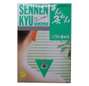 CM:3300■せんねん灸 せんねん灸オフ ソフトきゅう(220点入)今までの熱いお灸のイメージを変えた、最も新しいタイプ若い人に見なおされたワンタッチのお灸です。特徴・せんねん灸(ソフト灸)は点火と同時に台座中央の孔から、もぐさの温熱効果が軽く爽やかに株毛穴へとおもむろに浸透し、皮膚の弱い人、特に女性の方々に最適な品です。・もぐさのおだやかな温熱効果がやさしくお肌をつつみ気持ちよくします。特徴・水泡が生じ痕が残る場合があります。・熱さを強く感じる方は、すぐに取り除いて下さい。・顔面部の施灸はさけてください。・幼児の手の届く所に置かないで下さい。■広告文責■お問い合わせ先:有限会社COSME2000　Tel.0745-79-0205(mail:order@cosme2000.jp)・発売・製造元又は輸入元:セネファ株式会社・商品区分:その他※季節などにより予告なく原産国が変更になることがあります。※パッケージ等は予告なく変更されることがあります。※衛生商品につき返品・交換は一切お受けできません。