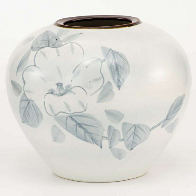 サイズ：径18×高15cm ■生産地：日本 ■素材：磁器 在庫限りの限定品になります 完売・破損等で発送が出来ずらキャンセルさせて頂く場合がございます 九谷焼の花瓶は、花瓶自体が華やか物も多く、シンプルな花を一輪挿すだけでも十分に映えます。 和室だけでなく洋室やモダンなインテリアにも調和し、部屋を華やかに演出してくれます。 【北海道・沖縄・離島への配送について】 北海道や沖縄、離島へ配送の際の追加送料が高くなります（3,300円～11,000円） また、通常よりお届けに日数がかかる場合がございます。