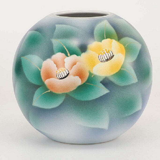 サイズ：径17×高15.5cm ■生産地：日本 ■素材：磁器 在庫限りの限定品になります 完売・破損等で発送が出来ずらキャンセルさせて頂く場合がございます 九谷焼の花瓶は、花瓶自体が華やか物も多く、シンプルな花を一輪挿すだけでも十分に映えます。 和室だけでなく洋室やモダンなインテリアにも調和し、部屋を華やかに演出してくれます。 【北海道・沖縄・離島への配送について】 北海道や沖縄、離島へ配送の際の追加送料が高くなります（3,300円～11,000円） また、通常よりお届けに日数がかかる場合がございます。