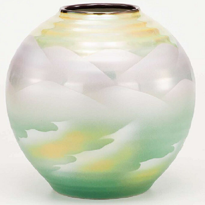 サイズ：径19.5×高19cm ■生産地：日本 ■素材：磁器 在庫限りの限定品になります 完売・破損等で発送が出来ずらキャンセルさせて頂く場合がございます 九谷焼の花瓶は、花瓶自体が華やか物も多く、シンプルな花を一輪挿すだけでも十分に映えます。 和室だけでなく洋室やモダンなインテリアにも調和し、部屋を華やかに演出してくれます。 【北海道・沖縄・離島への配送について】 北海道や沖縄、離島へ配送の際の追加送料が高くなります（3,300円～11,000円） また、通常よりお届けに日数がかかる場合がございます。　