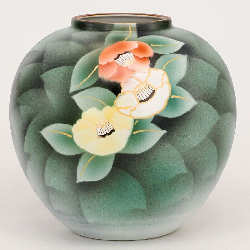 サイズ：径22.5×高21cm ■生産地：日本 ■素材：磁器 在庫限りの限定品になります 完売・破損等で発送が出来ずらキャンセルさせて頂く場合がございます 九谷焼の花瓶は、花瓶自体が華やか物も多く、シンプルな花を一輪挿すだけでも十分に映えます。 和室だけでなく洋室やモダンなインテリアにも調和し、部屋を華やかに演出してくれます。 【北海道・沖縄・離島への配送について】 北海道や沖縄、離島へ配送の際の追加送料が高くなります（3,300円～11,000円） また、通常よりお届けに日数がかかる場合がございます。