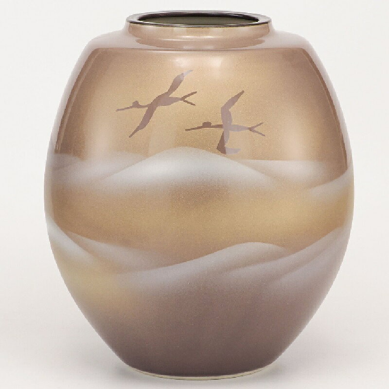 サイズ：径22.5×高26cm ■生産地：日本 ■素材：磁器 在庫限りの限定品になります 完売・破損等で発送が出来ずらキャンセルさせて頂く場合がございます 九谷焼の花瓶は、花瓶自体が華やか物も多く、シンプルな花を一輪挿すだけでも十分に映えます。 和室だけでなく洋室やモダンなインテリアにも調和し、部屋を華やかに演出してくれます。 【北海道・沖縄・離島への配送について】 北海道や沖縄、離島へ配送の際の追加送料が高くなります（3,300円～11,000円） また、通常よりお届けに日数がかかる場合がございます。　