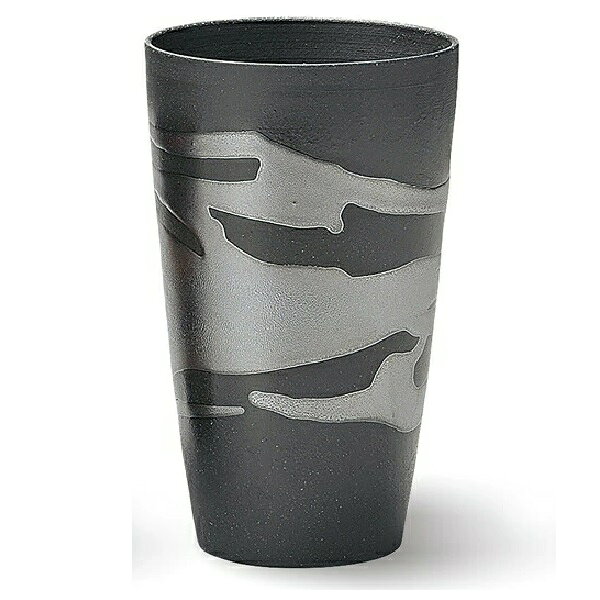 商品詳細： サイズ：φ85×140mm 容量：500ml 材質：陶器 原産国：日本（美濃焼） ・電子レンジ：使用可 ※温め直しに限る ・食器洗浄機：使用可 【きめ細やかな黒土に金銀の釉薬が映える】 手仕事ならではの薄造りで、持ちやすさは抜群です。 500mlとたっぷり入るカップで、ゆったりとした時間をお過ごしいただけます。 金と銀の釉薬がとても鮮やかなアイテムです。 【60年以上続く、代々引き継がれた窯の職人による手づくり】 「金昇窯」田端繁道による、ひとつひとつ手造りの作品です。 手掛けによる釉薬はそれぞれデザインが異なり、唯一無二となり違った表情を醸し出します。 個性をお楽しみください。 カップ内側の特別な加工が施され、ビールのきめ細かい適度なクリーミーな泡立ちを楽しむことが出来ます。 お酒だけでなく、お茶やジュースなど、その時の気分に合わせたドリンクで落ち着いた時間をお過ごし頂けるカップです。
