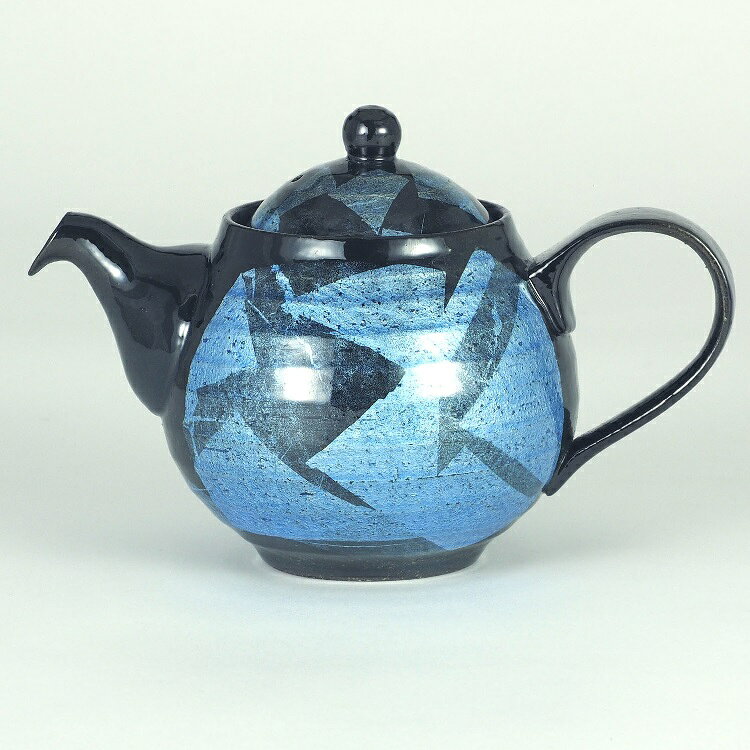 容量：約530cc 素材：磁器 素地原産国：日本(瀬戸) 茶漉し(アミ)原産国：中国 最終加工地：九谷 土岐のイツミ陶器のオリジナルブランド・うまちゃポットシリーズに九谷産地で絵付けしました。 アミに特徴があり、極細の網目が茶葉のうまみを引き出します。 古九谷開窯から360年を迎えた経済産業大臣認定伝統工芸・九谷焼 パリ万博に出品されジャパン・クタニとして世界に名を轟かせ、大英、ルーヴルなど世界各地の有名美術館に収蔵された色絵の妙技をご堪能下さい。　